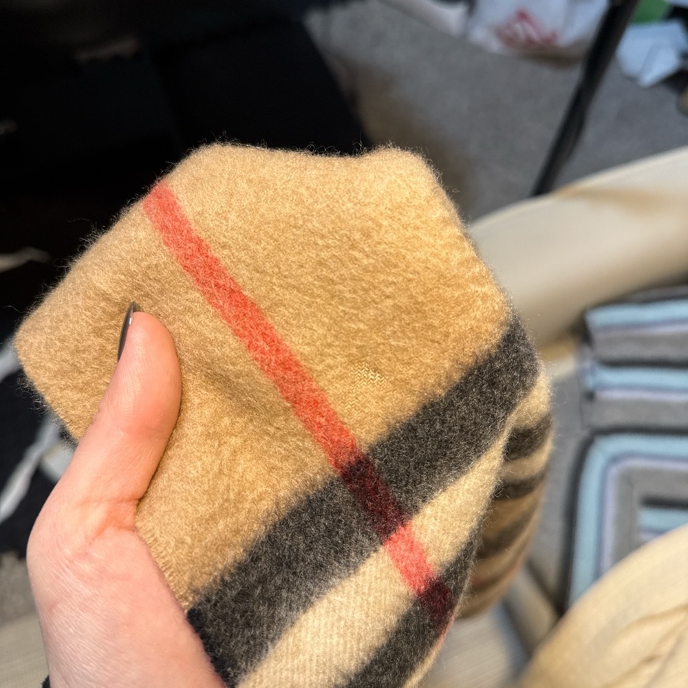 Burberry Cashmere Scarf FIRM - Picture 4 of 5